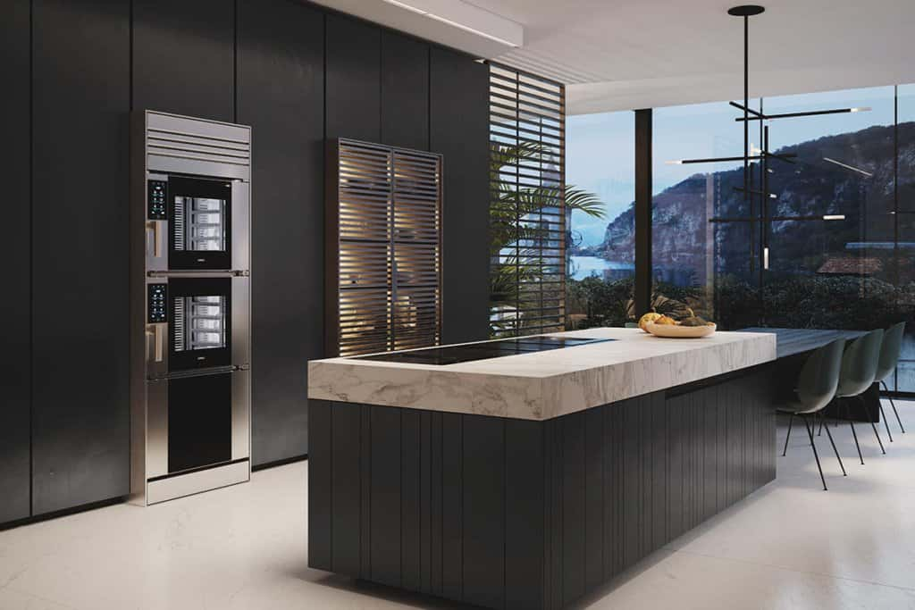 Elegante Küche mit Blick auf den Lago Maggiore mit dem Luxus-Backofen Model 1 von Unox Casa