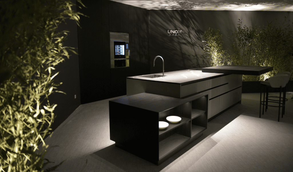 Model 1S di Unox Casa allo stand di TreGazze durante la fiera SZCW a Shenzhen