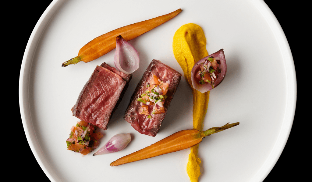 Grilled beef fillet with carrots and red onion