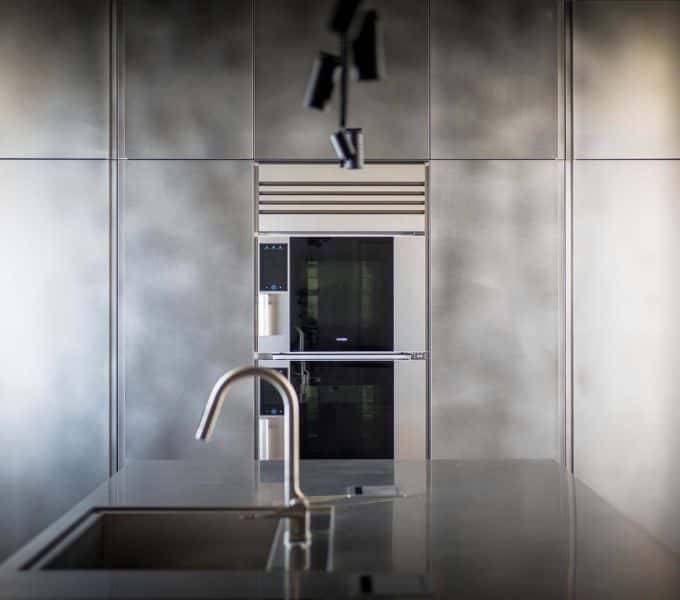 Model 1 de Unox Casa en una cocina de acero inoxidable