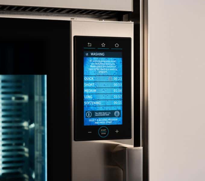 Le SuperOven d'Unox Casa, basé sur l'IA, suggère quel type de programme de lavage activer